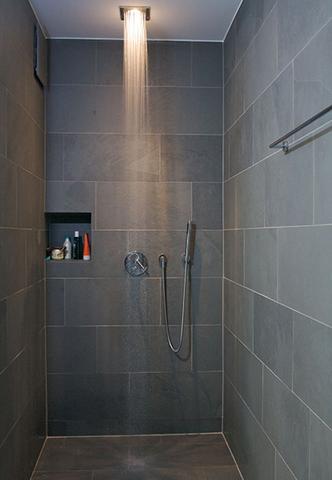 So kann eine Schiefer-Dusche bei geeigneter Pflege mühelos aussehen. - (Reinigung, putzen, Bad)