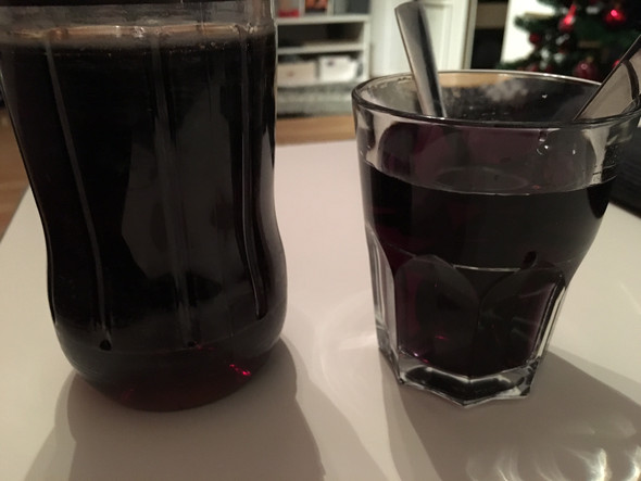 Links original Cola, rechts Wasser mit Lebensmittelfarbe. - (Alkohol, Farbe, Dekoration)
