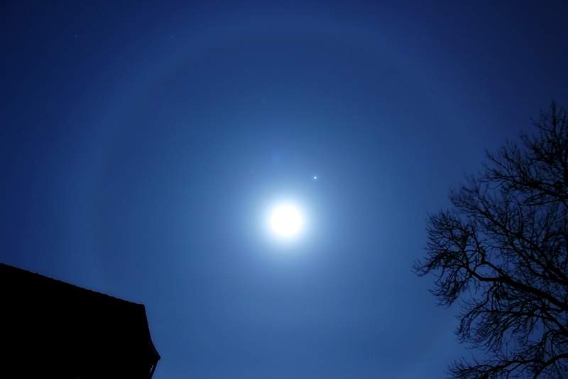 Warum bilden die Wolken einen Kreis um den Mond? (Bilder, Himmel, nachts)