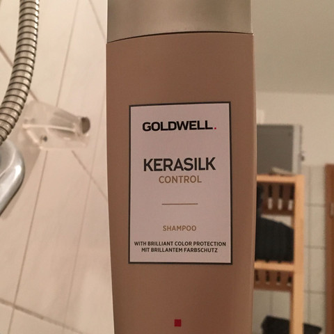 Das ist das Shampoo :) würde aber noch Spülung und Kur holen - (Haare, Frisur, Pflege)