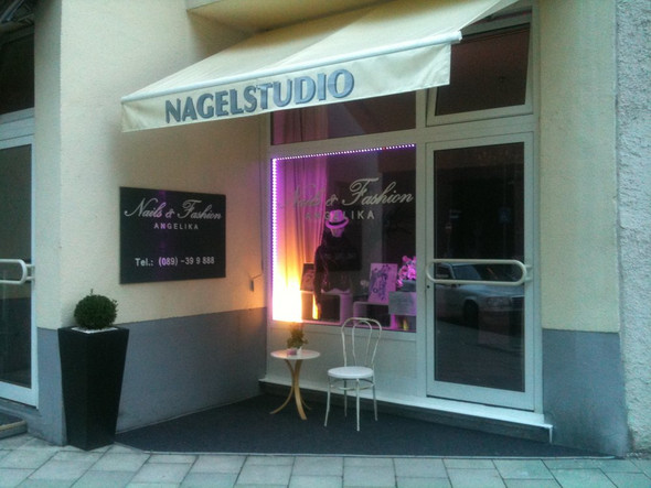 - (Beauty, München, Fingernägel)
