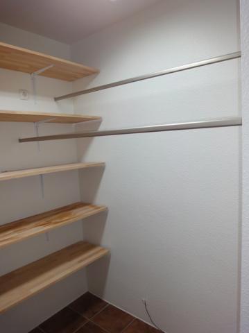 - (Kleid, Möbel, Schlafzimmer)