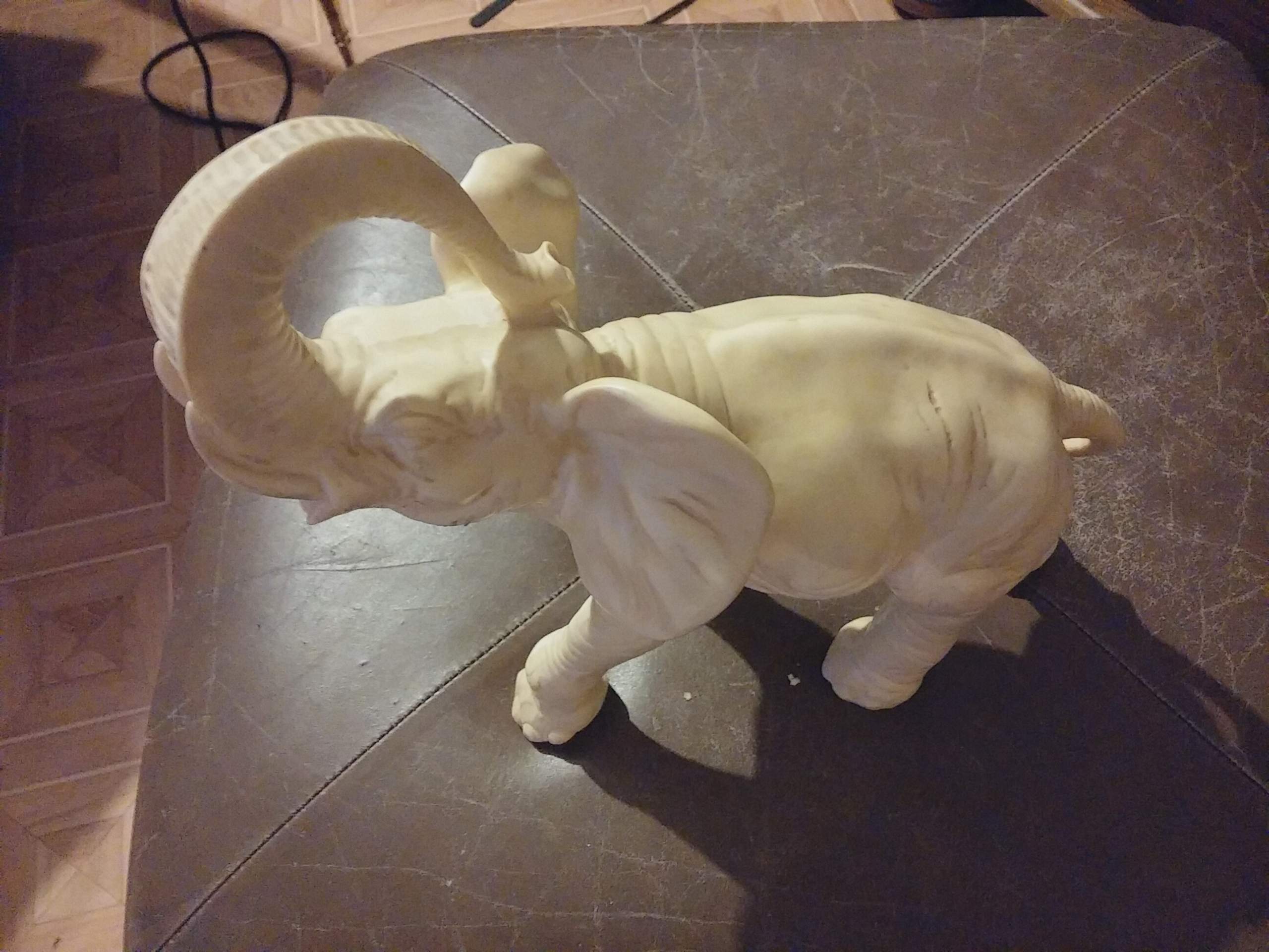 Ist dieser Elefant aus Elfenbein ? (Antiquitäten)