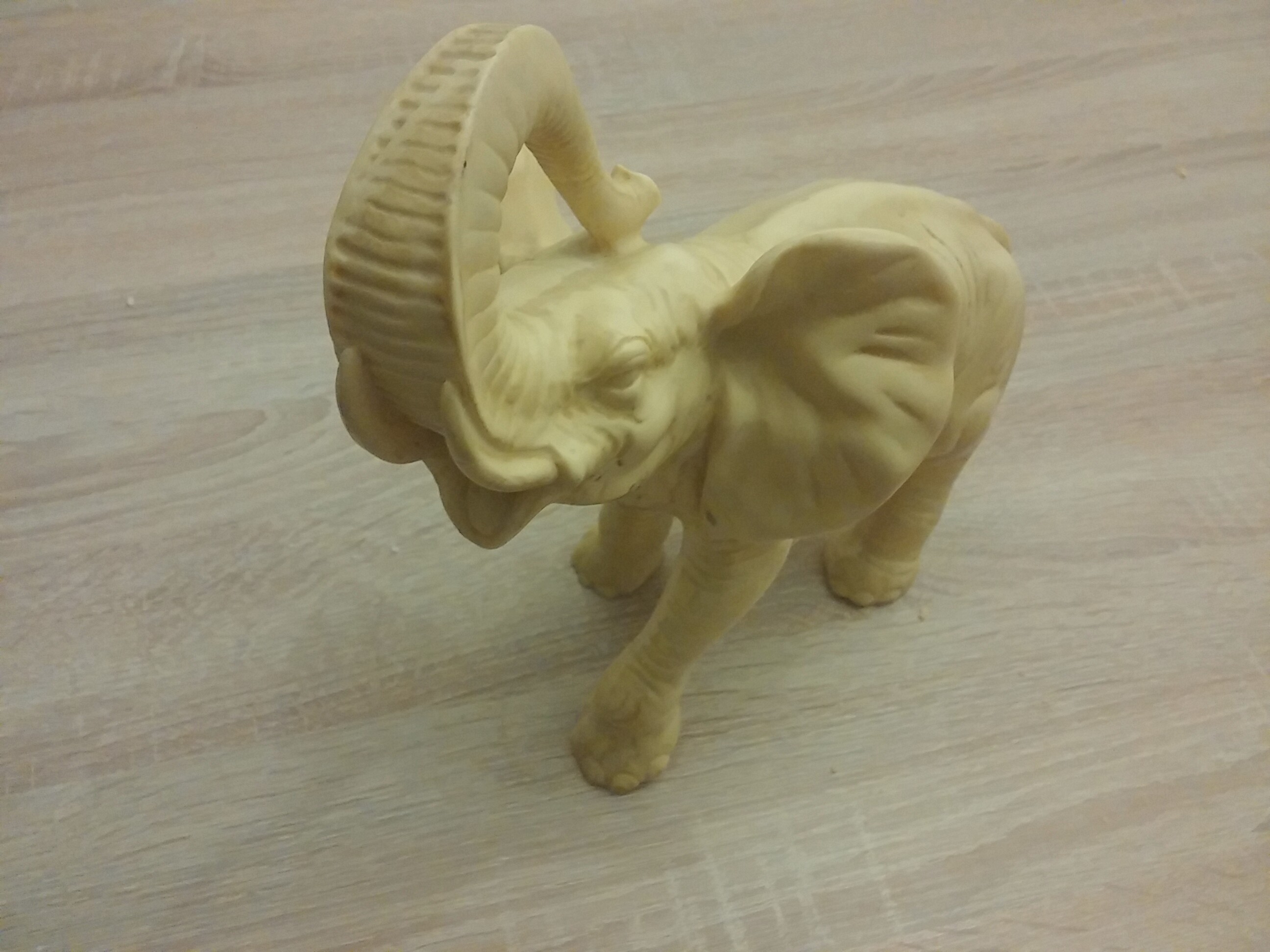 Ist dieser Elefant aus Elfenbein ?