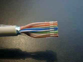 Hier sieht du, in welcher Reihenfolge die 8 Kabel hineingeschoben werden müssen. - (Computer, PC, Elektronik)