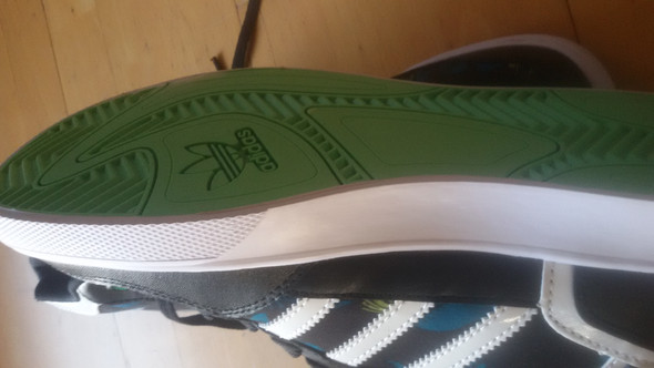 - (adidas, Plagiat)