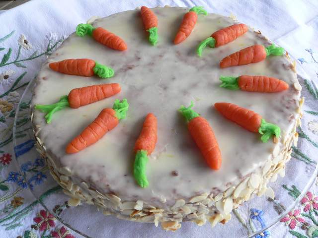 Mandeln oder Haselnüsse für Rüblikuchen? (Rezept, backen, Ostern)