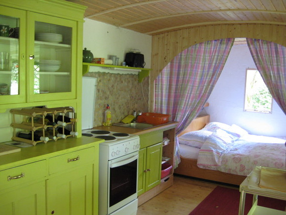 Küche mit Schlafakloven, und Wohnzimme mit Kamin u. Bad. - (im wald, Einsame Hütte, Am Wasser)