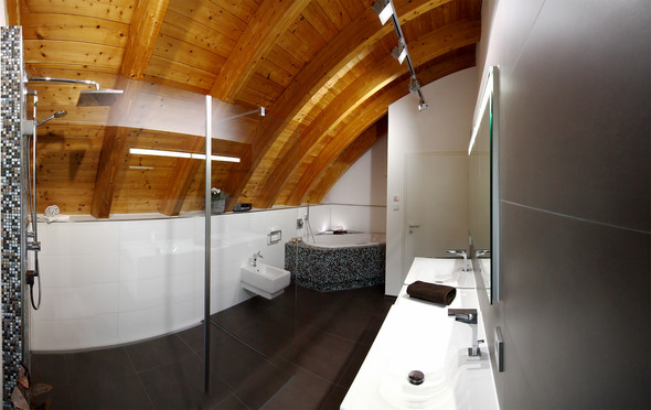 Duschpaneel und Wannenummauerung mit Mosaikfliesen - (Bad, Badezimmer, Dusche)