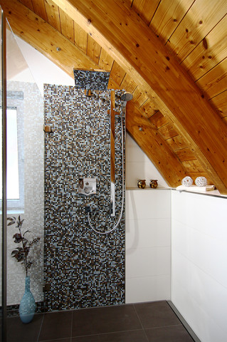 Duschpaneel mit kleinteiligen Mosaikfliesen - (Bad, Badezimmer, Dusche)