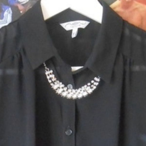 Entweder so ,
wobei ich eine größere
Kette wählen würde... - (Mode, Kleidung, schwarz)