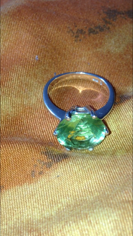 - (Ring, Silber, grün)
