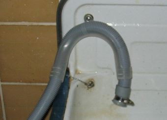 "Lose" ins Waschbecken/Badewanne hänge via dem "Bogen", der fixiert werden muss - (Waschmaschine, Anschluss)