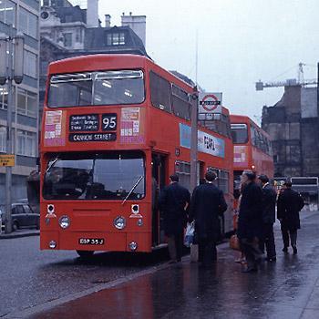 1971: Moderne Doppeldecker in London - (London)