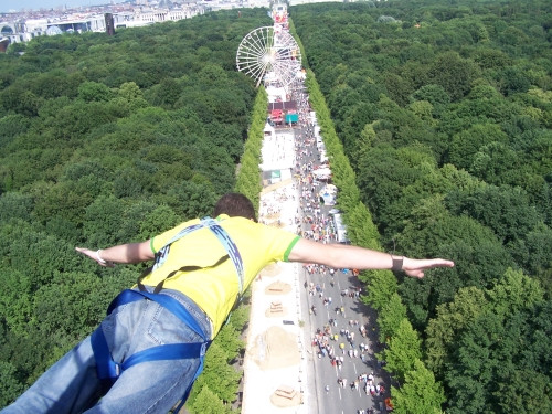- (Mut, Fallschirmspringen, bungee jumping)