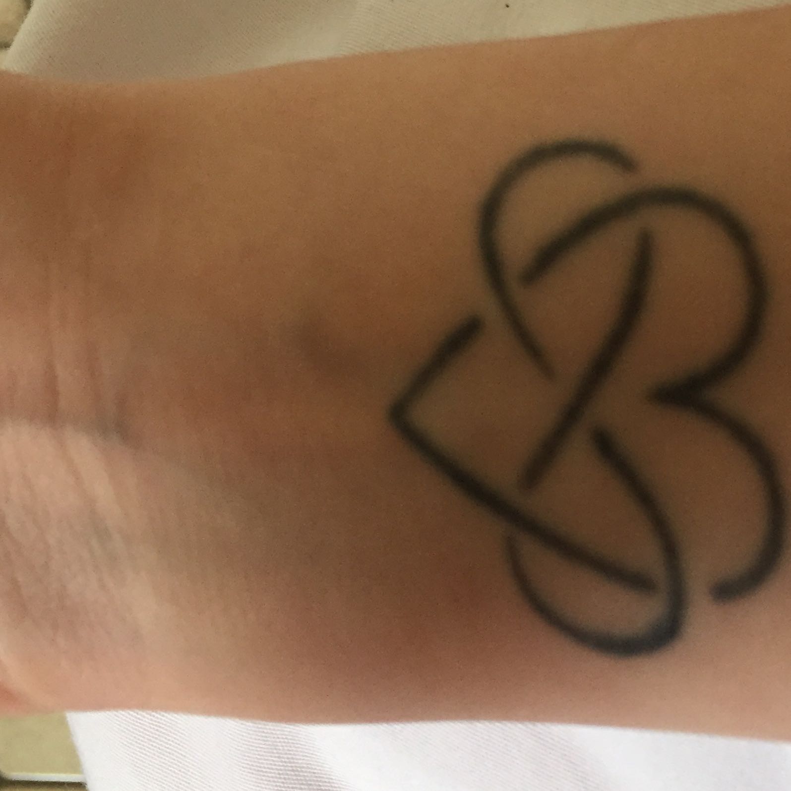 tattoo kosten unendlichkeitszeichen? (Handgelenk)