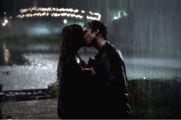Delena Rain Kiss - (Vampire Diaries, damon-und-elena)