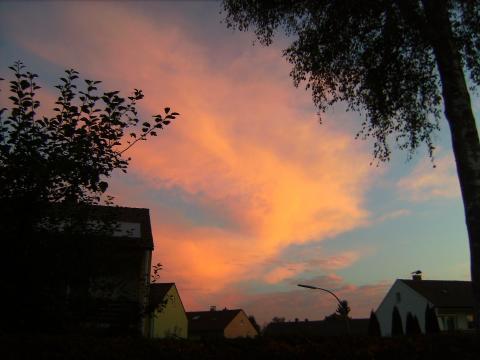 Rote Chemtrail-Wolken - (rot, Abend, Himmel)