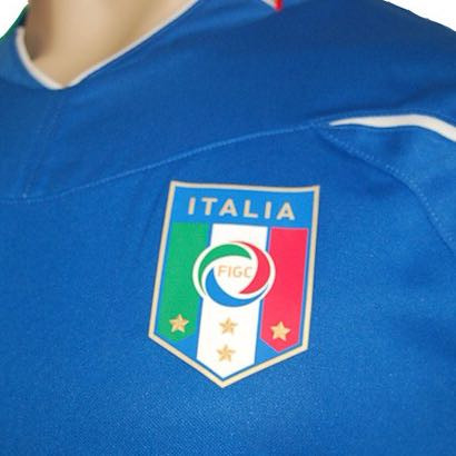Die Sterne in dem Wappen: Italiens Trikot bei der EM 2016 - (Sport, Fußball)