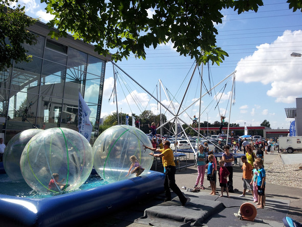 Bungeetrampolin und Waterzorbing bei "Tag der offenen Tür" eines Autohauses - (Arbeit, Job, Jugendliche)