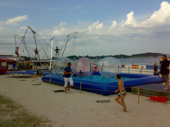 Bungeetrampolin und Waterzorbing am Strand - (Arbeit, Job, Jugendliche)