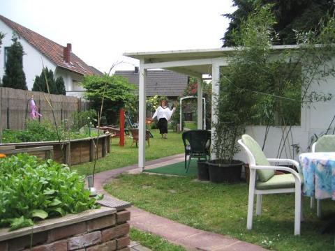 Mit selbstgebautem Pavillon - (Garten, Hochbeet)