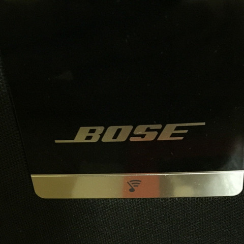 unter dem "Bose" Schriftzug siehst du das Logo  - (Musik, Bluetooth, Boxen)