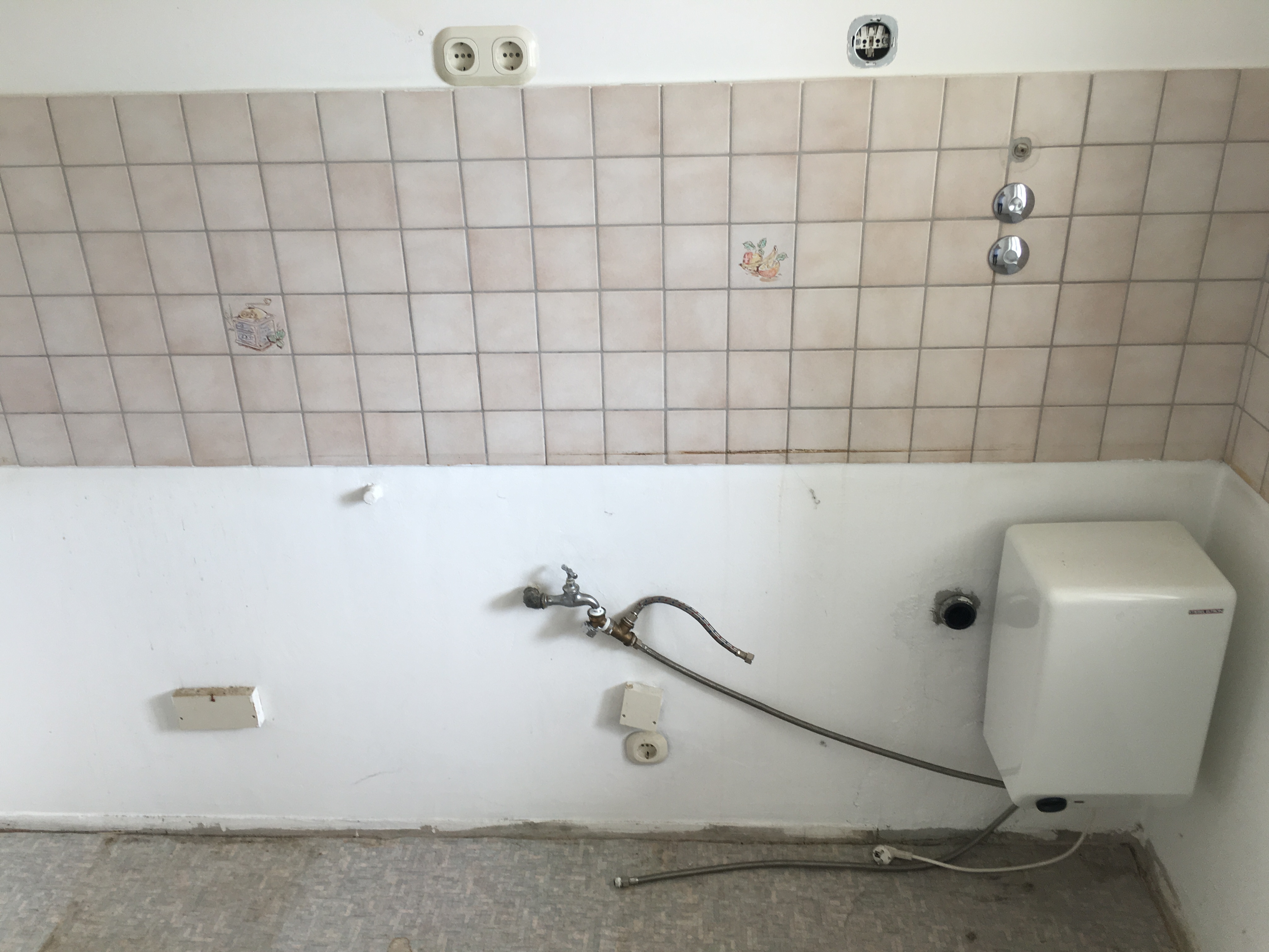 Kalt- und Warmwasseranschlüsse in Küche an richtiger Stelle