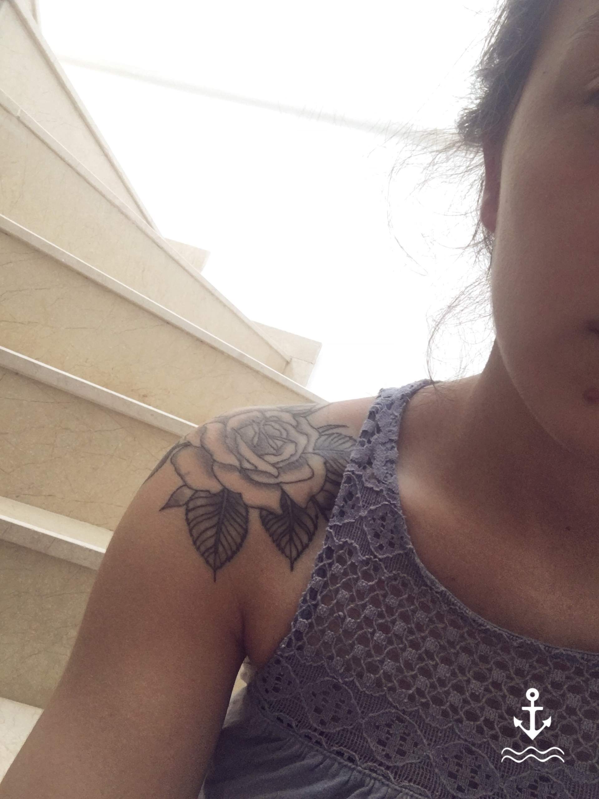 Tattoo am Oberarm bzw. Schultern Kosten, Schmerzen? (Blumen, Schulter)