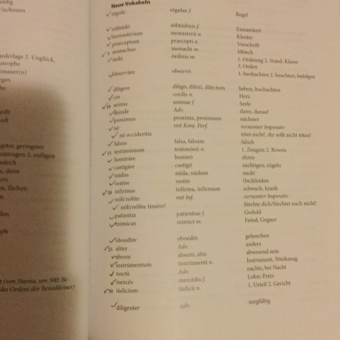 Dachte ich würde diese Latein Bücher nie wieder brauchen xD
- (Schule, lernen, Latein)