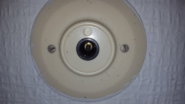 - (Fernseher, Kabel, Adapter)