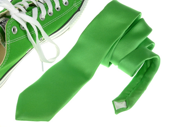 Krawatte aus Bio-Seide, passend zum Turnschuh gefärbt und handgenäht - (Hose, Waschmaschine, waschen)