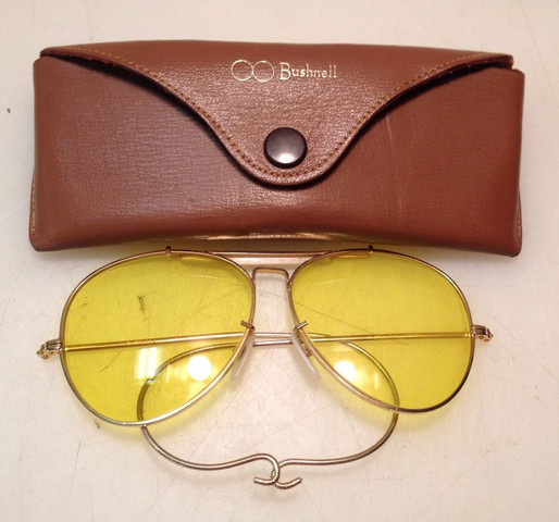 - (Waffen, Brille, schießen)