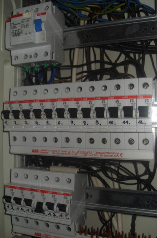 - (Haus, Strom)