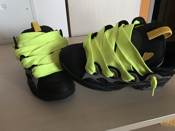- (Schuhe, Umfrage, Abstimmung)