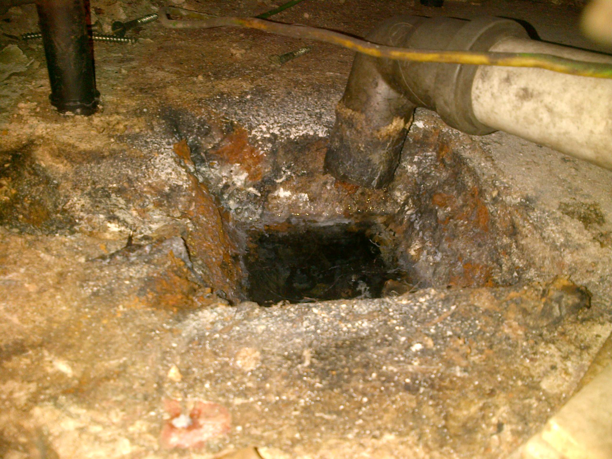 Badewanne nicht mit Abflussrohr verbunden (Badezimmer, Sanitär, Abfluss)