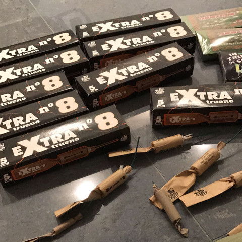 Das sind die Böller. - (Pyrotechnik)