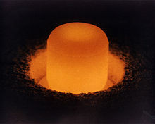 glühende Pu-238-Tablette, wegen Alpha-Zerfall - (Chemie, radioaktiv, Plutonium)