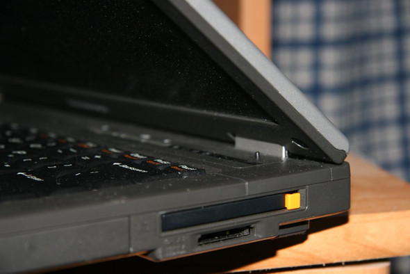 Das Ding mit dem gelben "Knopf" - (Computer, PC, Technik)