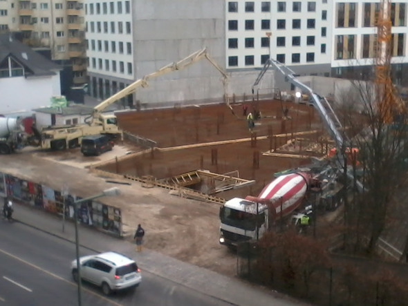 - (Berlin, Hotel, Hostel)