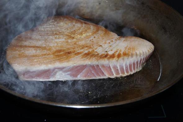 Anbraten eines Thunfischsteak - (kochen, Fleisch anbraten)
