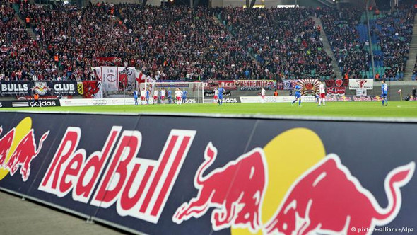 Wie Funktioniert Die Bandenwerbung Beim Fussball Werbung Bande Fussballstadion
