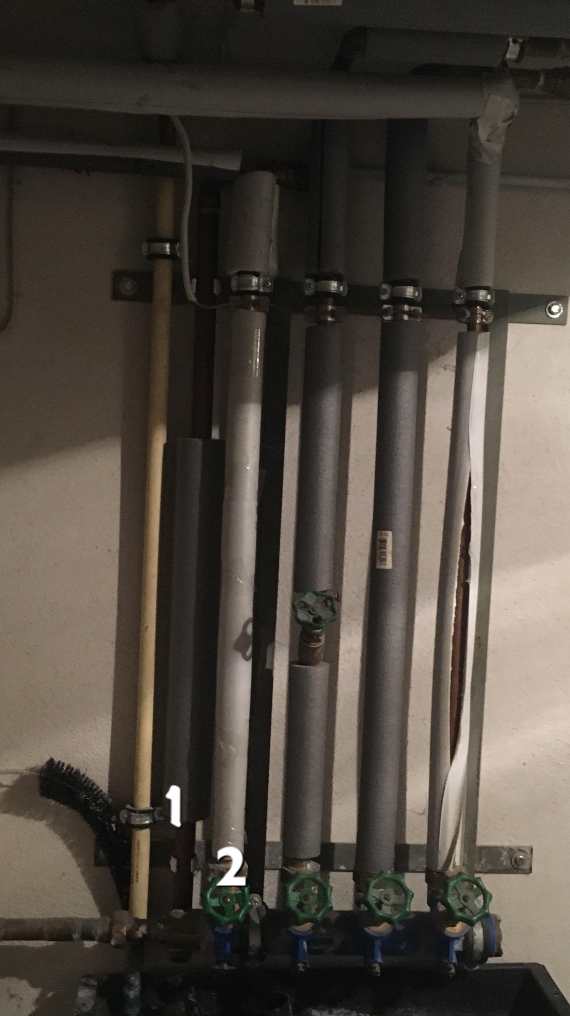 Rohre im Keller Hausanschluss Wasserverteiler tropfen, was kann ich tun