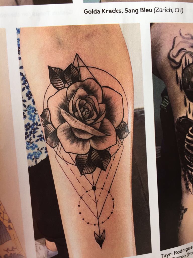Was bedeutet eine Rose mit einem Pfeil durch als Tattoo?