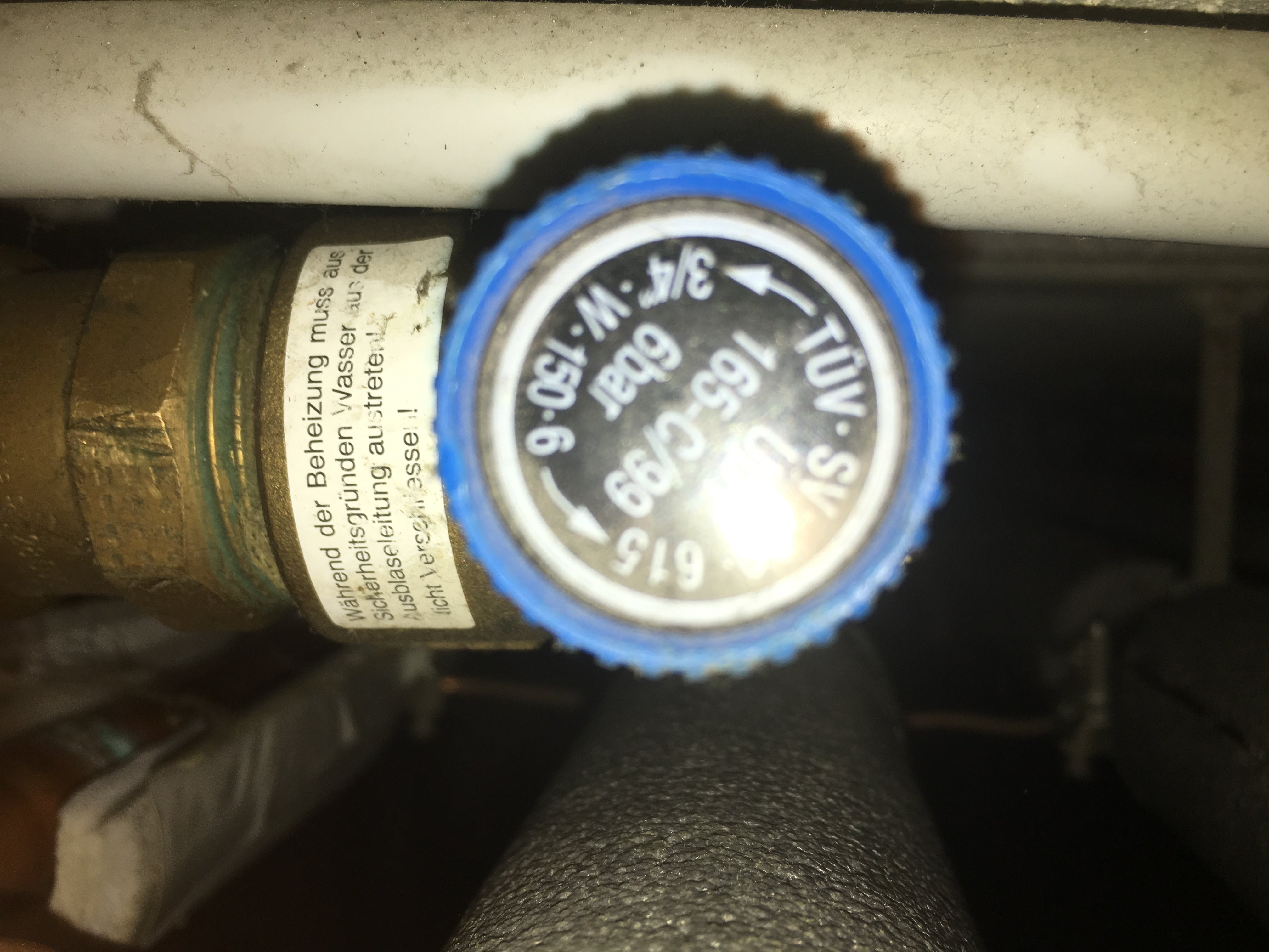 Rohre im Keller Hausanschluss Wasserverteiler tropfen, was kann ich tun