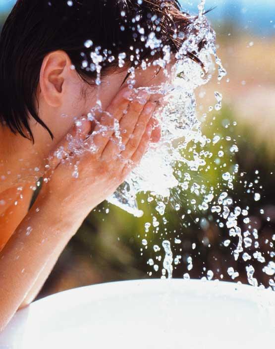 warmes oder kaltes Wasser zum Gesicht waschen?! (Beauty, Schönheit, Hygiene)