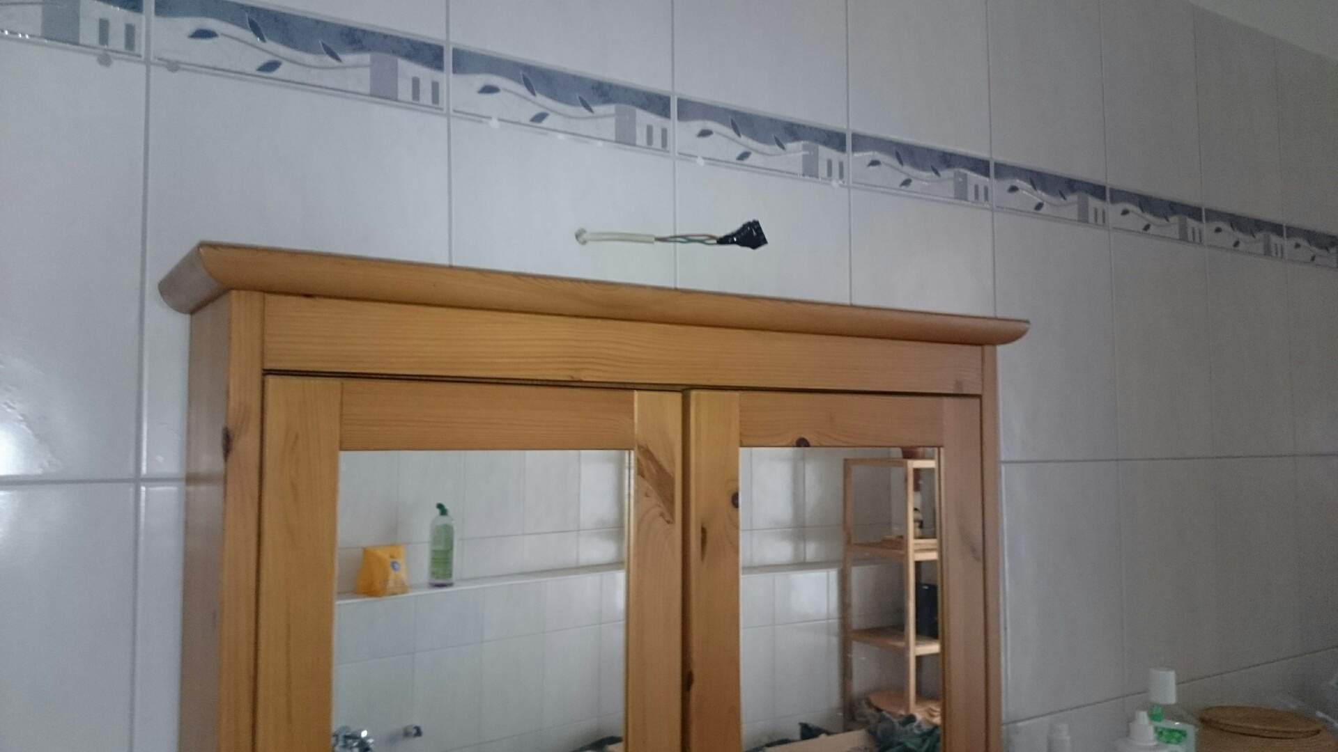Spiegelschrank anbringen, aber Kabel im Weg: was machen? (wohnen