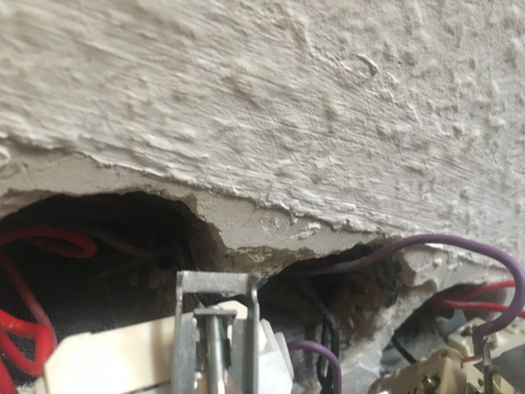 3-Fach-Lichtschalter anschließen. Aus der Wand kommen 6 Kabel (4xRot