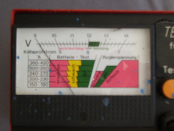 Bild - (Auto, Autobatterietester 100 Ampere, Autobatterie angeschlossenen Zustand )