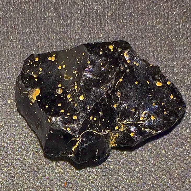 Was ist das für ein extrem leichter schwarzer Stein? (Gold, Steine